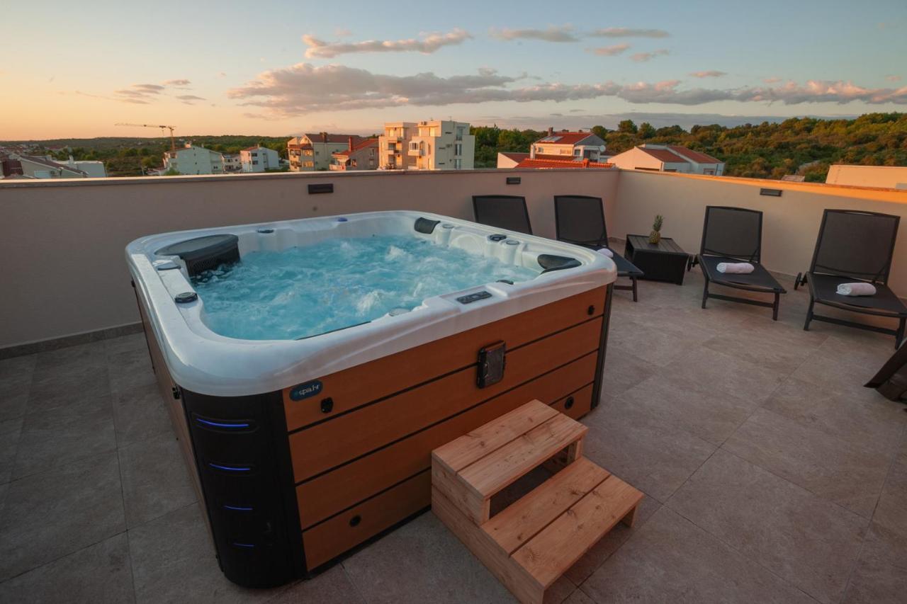 Apartments Luana With Private Jacuzzi Zara Esterno foto