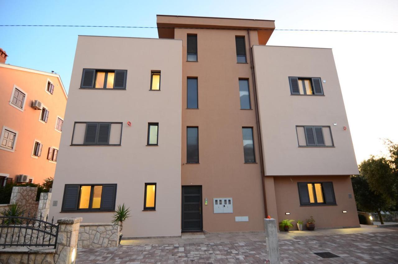 Apartments Luana With Private Jacuzzi Zara Esterno foto