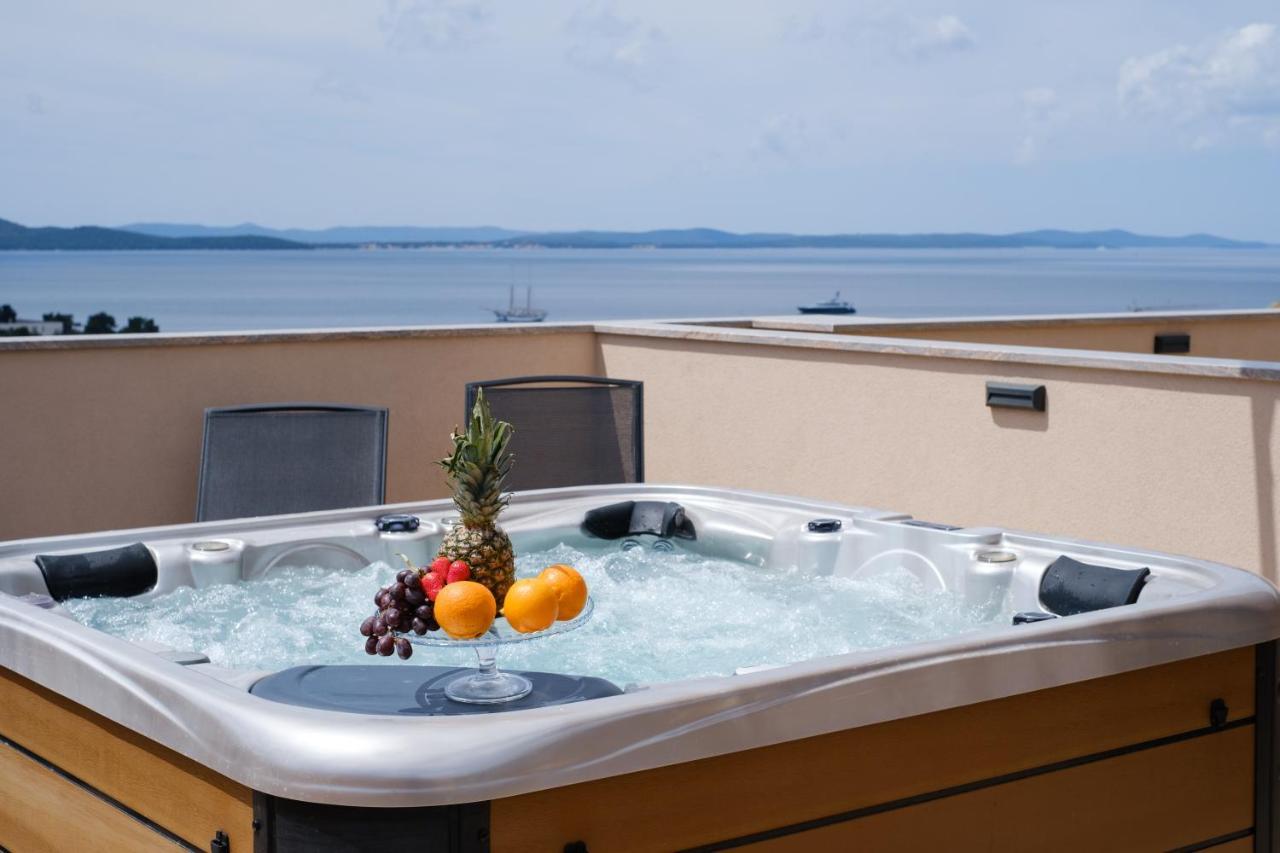 Apartments Luana With Private Jacuzzi Zara Esterno foto