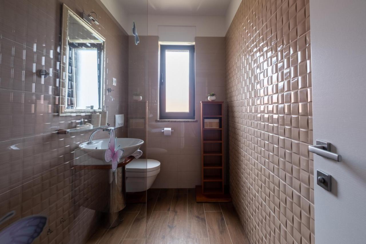 Apartments Luana With Private Jacuzzi Zara Esterno foto