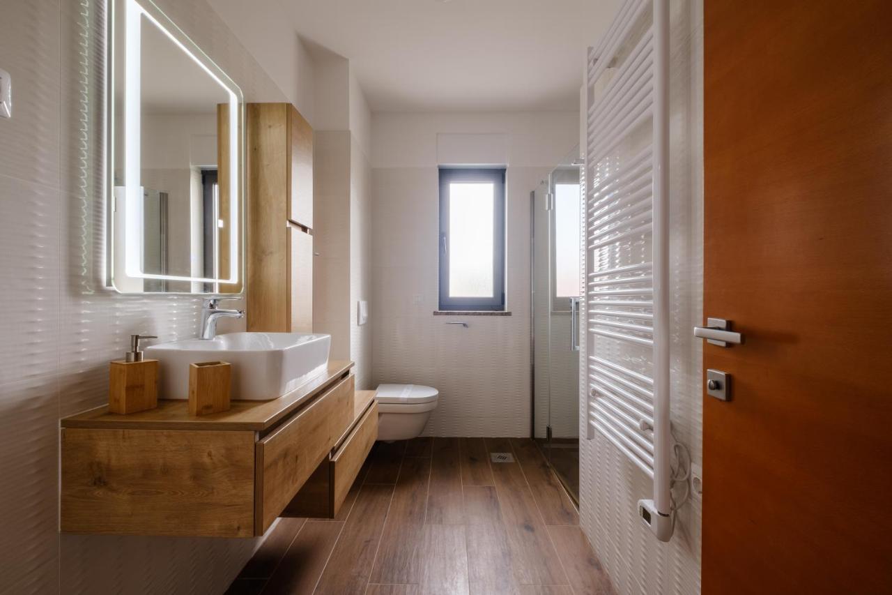 Apartments Luana With Private Jacuzzi Zara Esterno foto