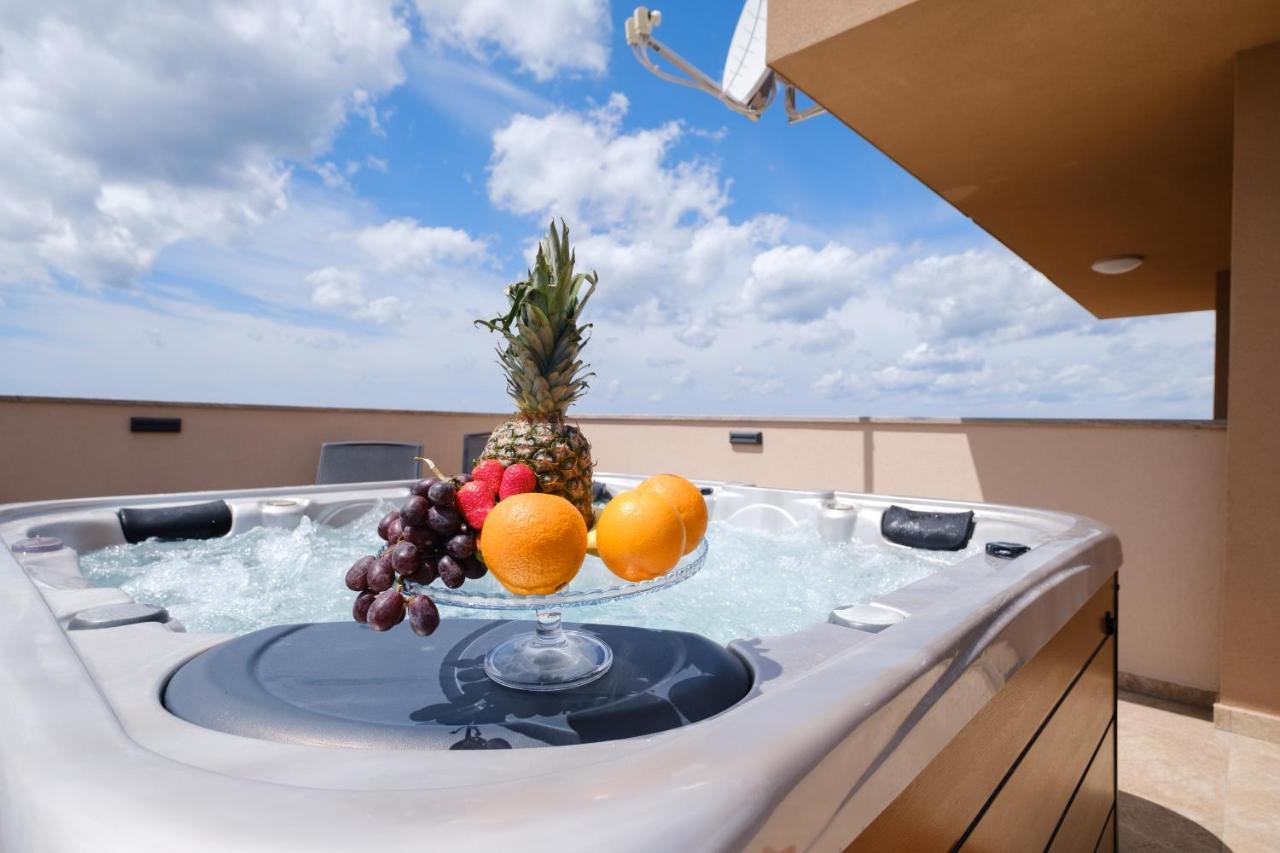 Apartments Luana With Private Jacuzzi Zara Esterno foto