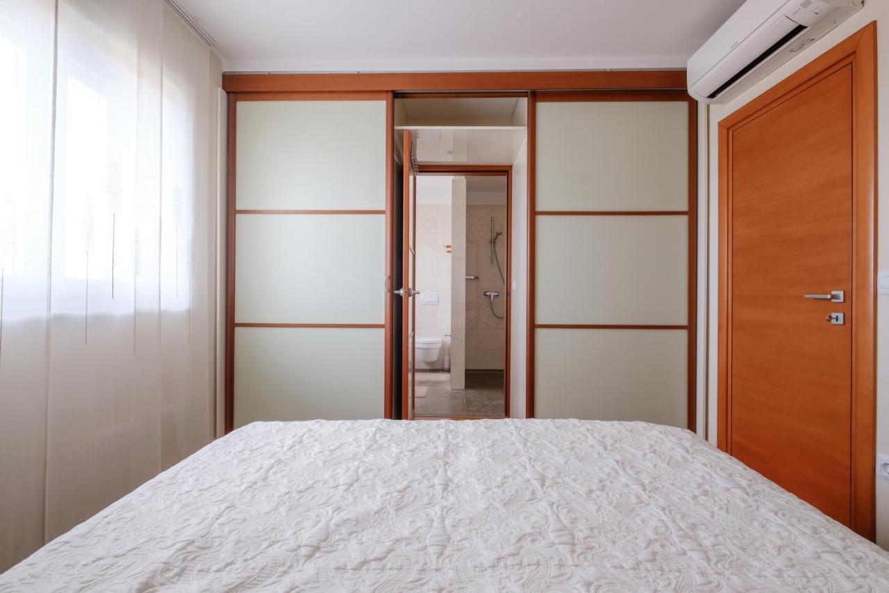 Apartments Luana With Private Jacuzzi Zara Esterno foto