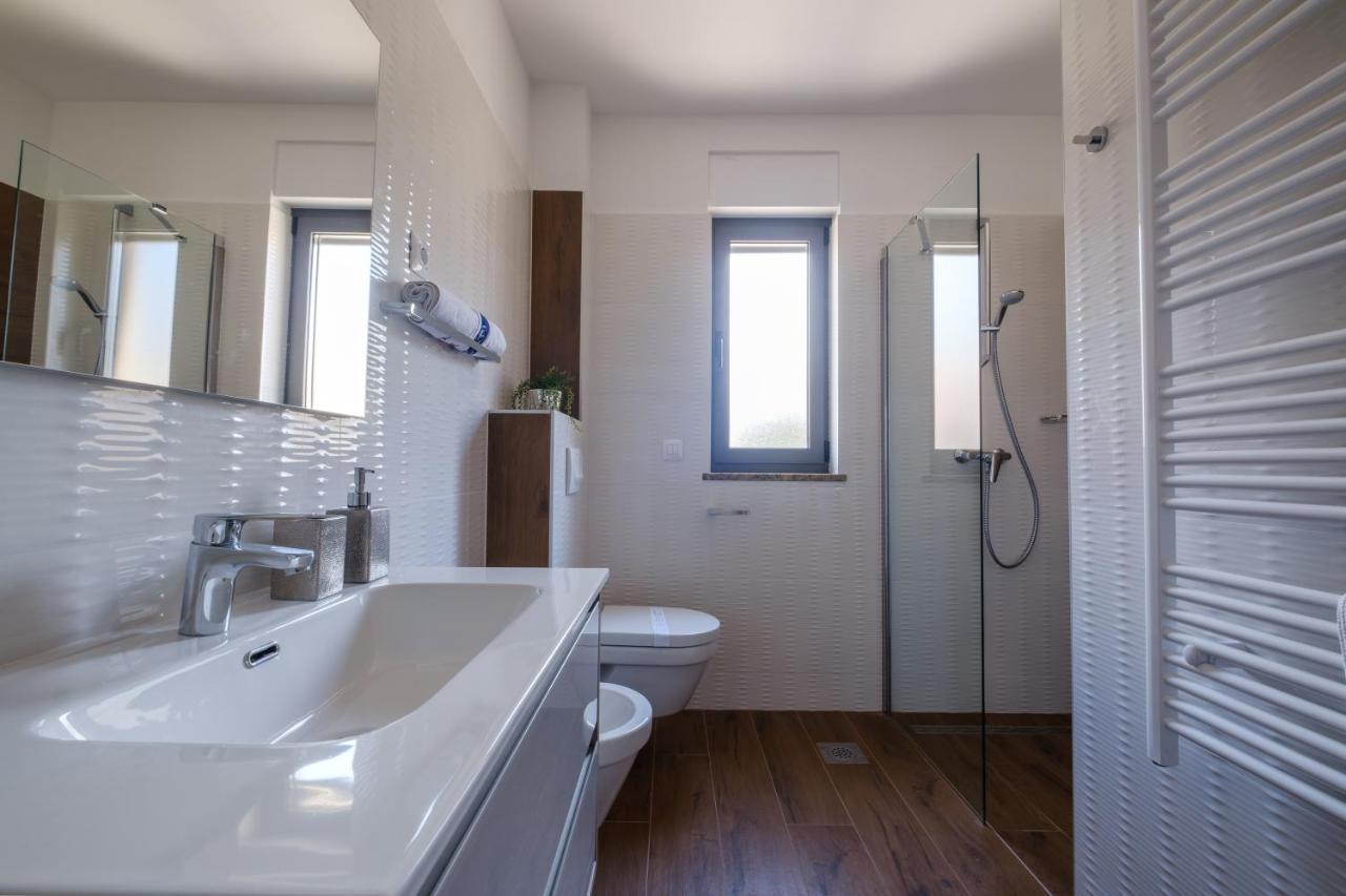 Apartments Luana With Private Jacuzzi Zara Esterno foto