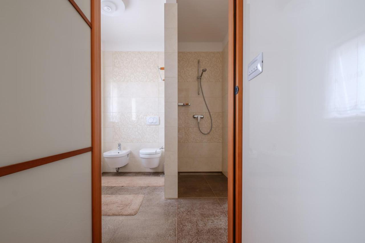 Apartments Luana With Private Jacuzzi Zara Esterno foto