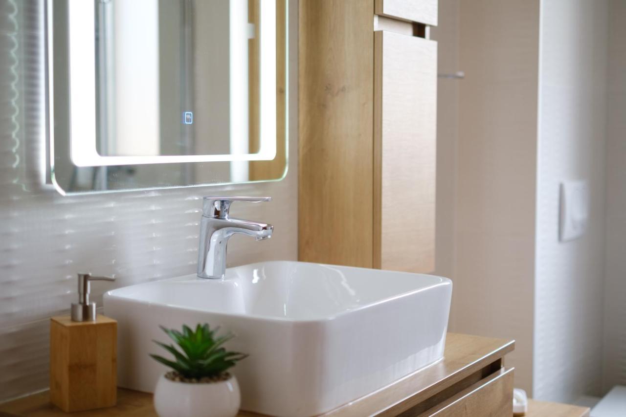 Apartments Luana With Private Jacuzzi Zara Esterno foto