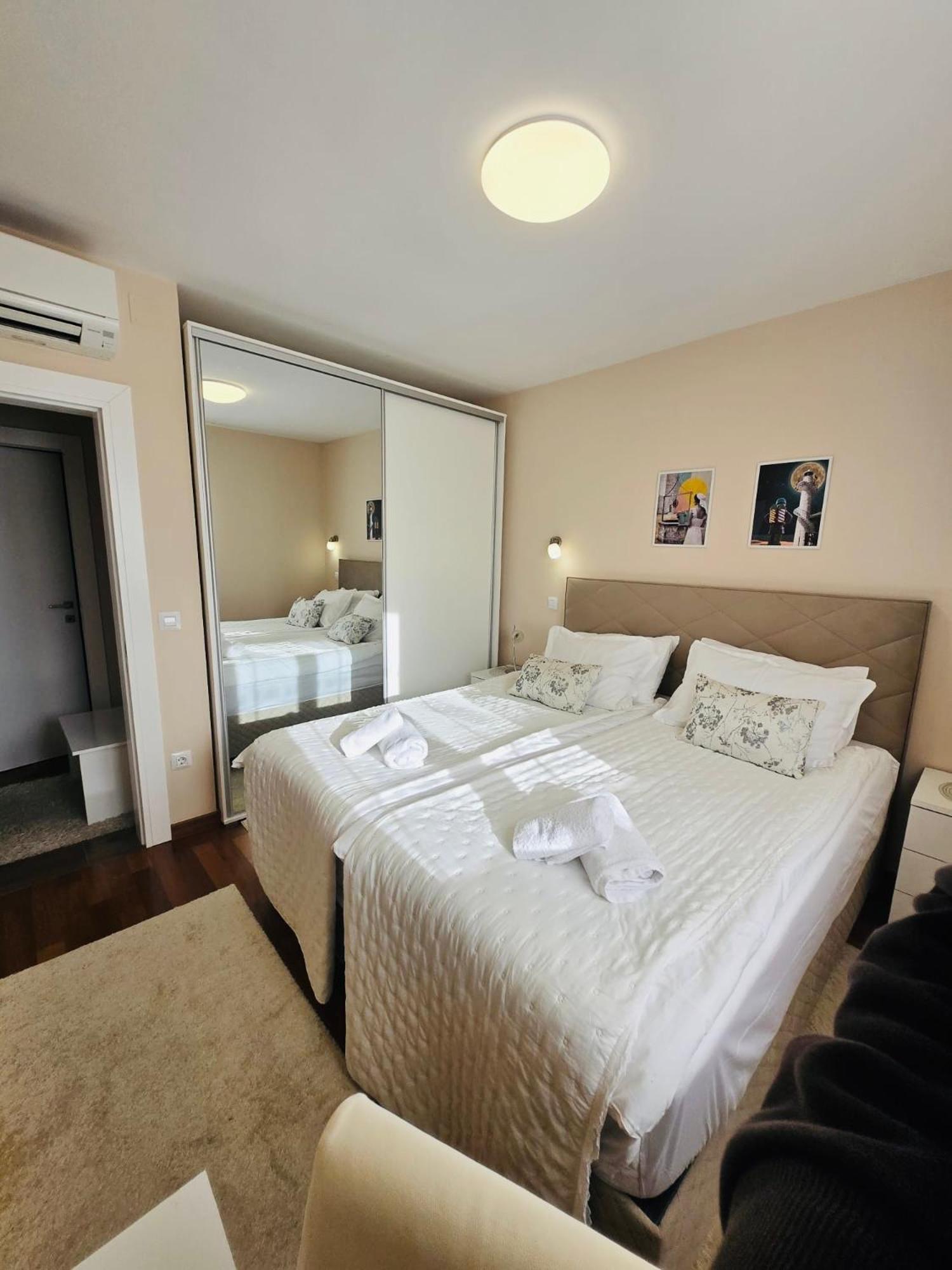 Apartments Luana With Private Jacuzzi Zara Esterno foto