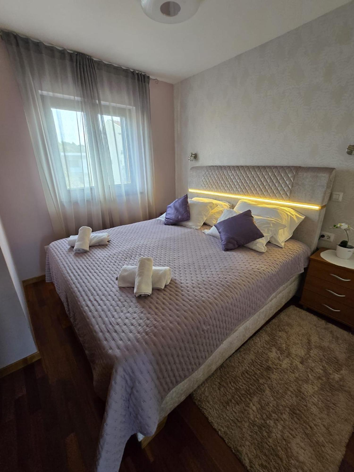 Apartments Luana With Private Jacuzzi Zara Esterno foto