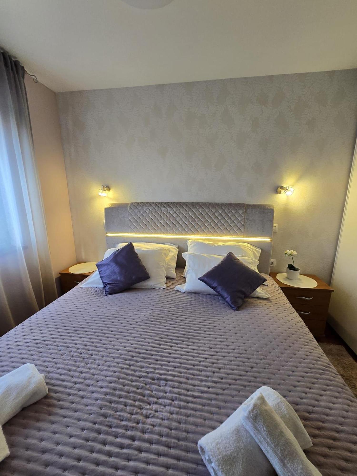 Apartments Luana With Private Jacuzzi Zara Esterno foto