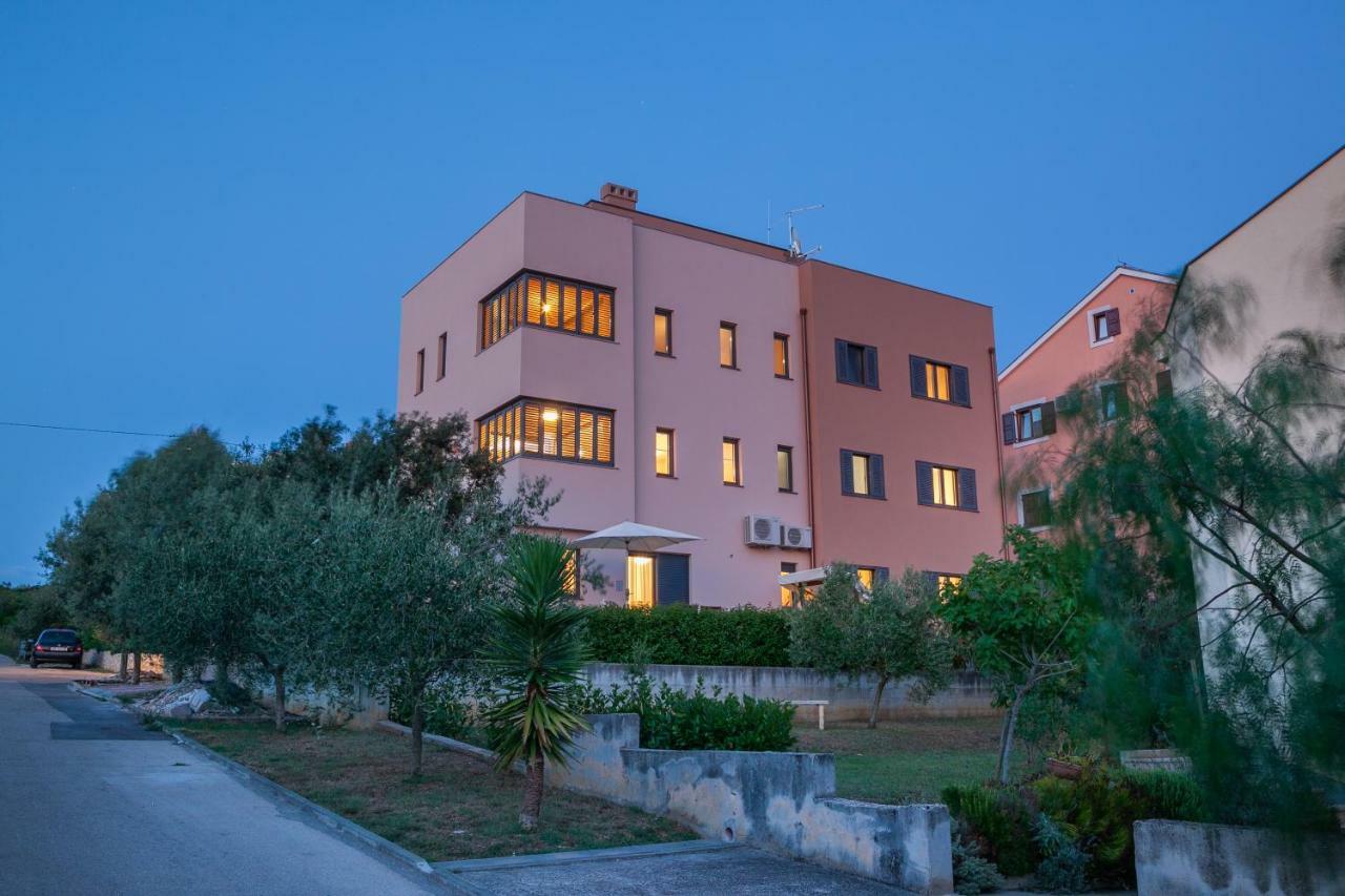 Apartments Luana With Private Jacuzzi Zara Esterno foto