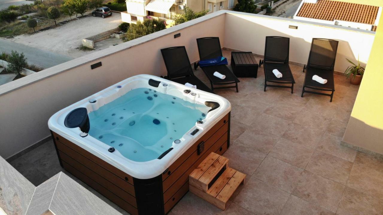 Apartments Luana With Private Jacuzzi Zara Esterno foto